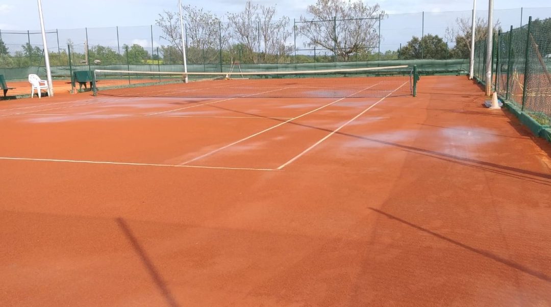 Cómo mantener una pista de tenis de tierra batida