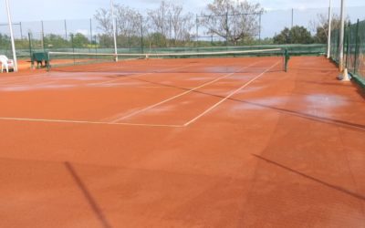Cómo mantener una pista de tenis de tierra batida