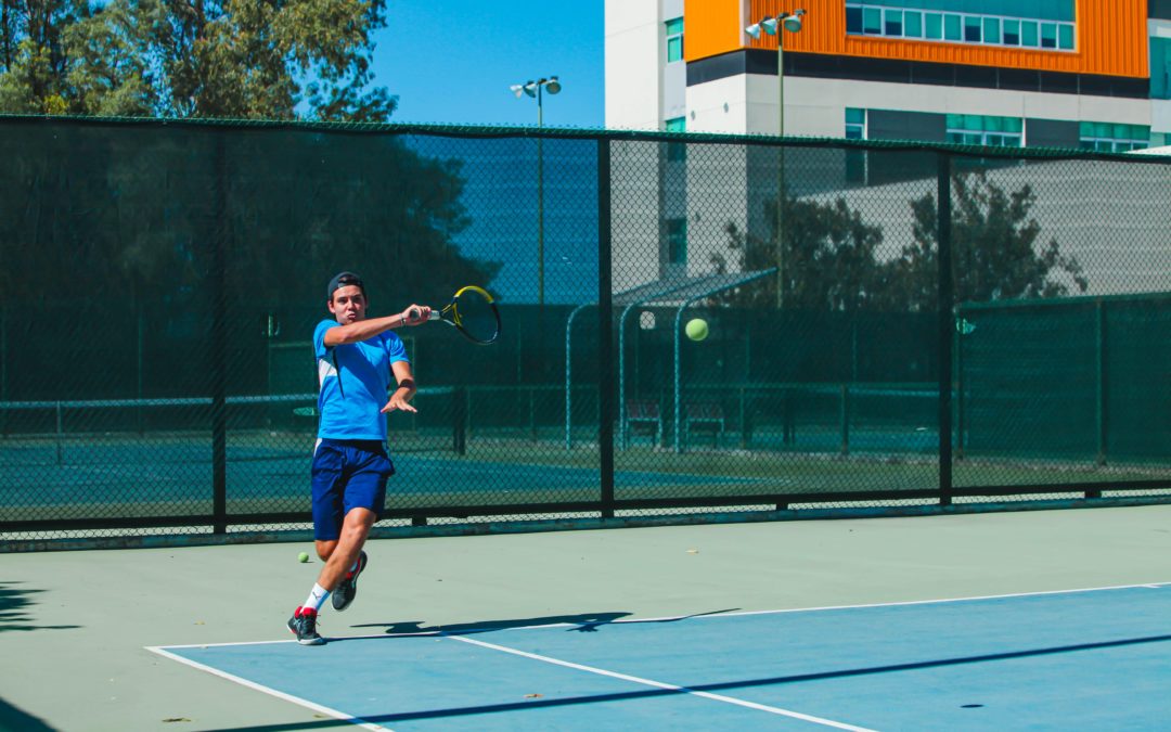 ¿Cómo afecta el tipo de pista de tenis al bote de la pelota?